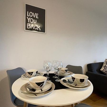 Stunning 2-Bed Apartment In Bristol With Parking ภายนอก รูปภาพ